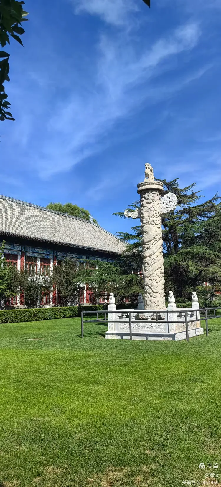 北京大学校史馆门口蓝天下的华表阅读